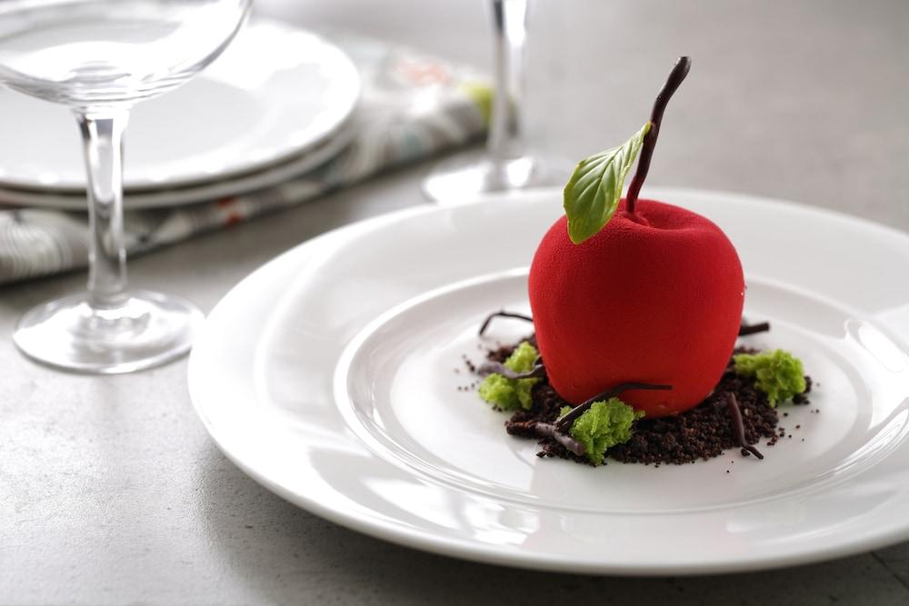 Hilton Manila Hotel Пасай Екстериор снимка A chocolate dessert