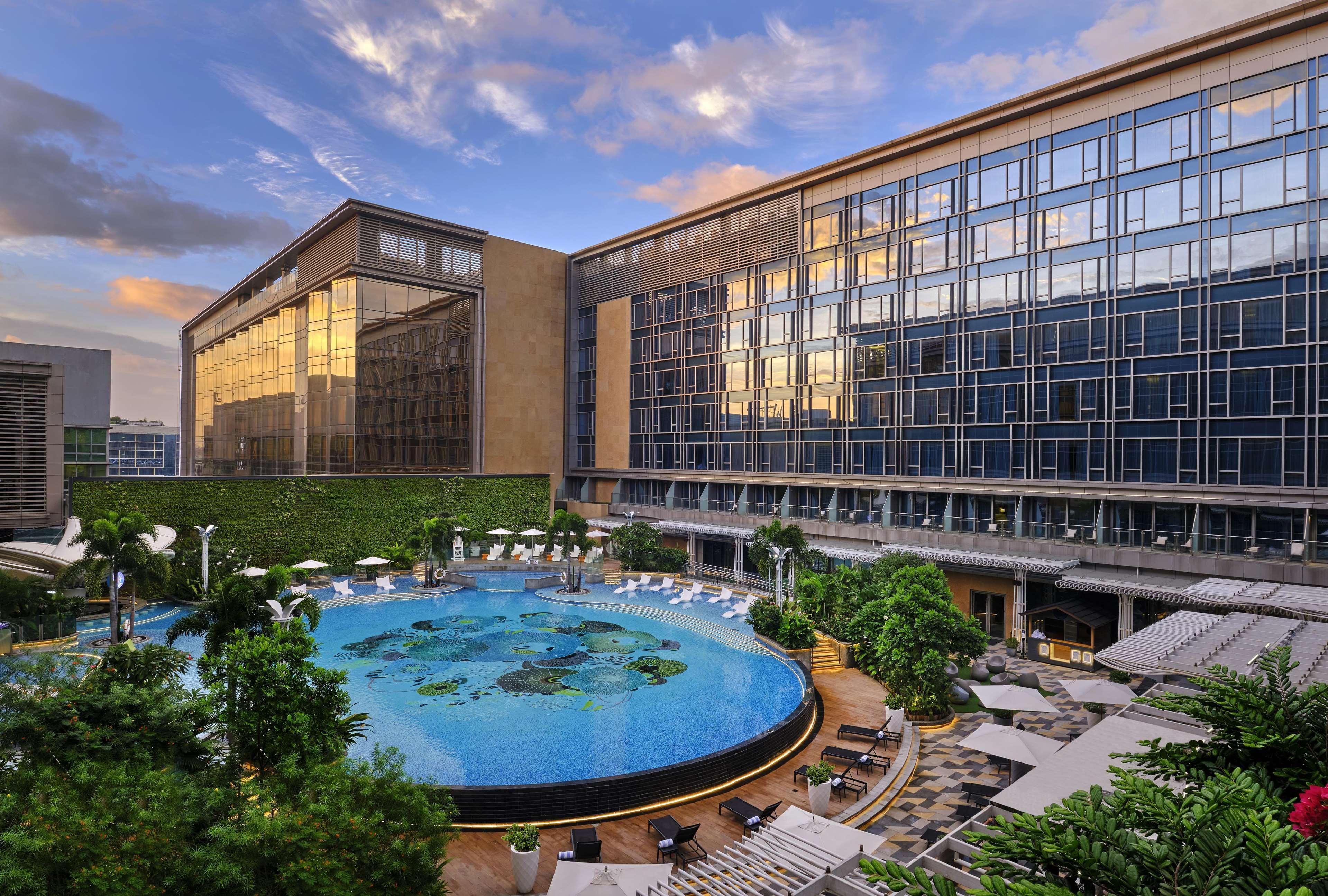 Hilton Manila Hotel Пасай Екстериор снимка The hotel's pool