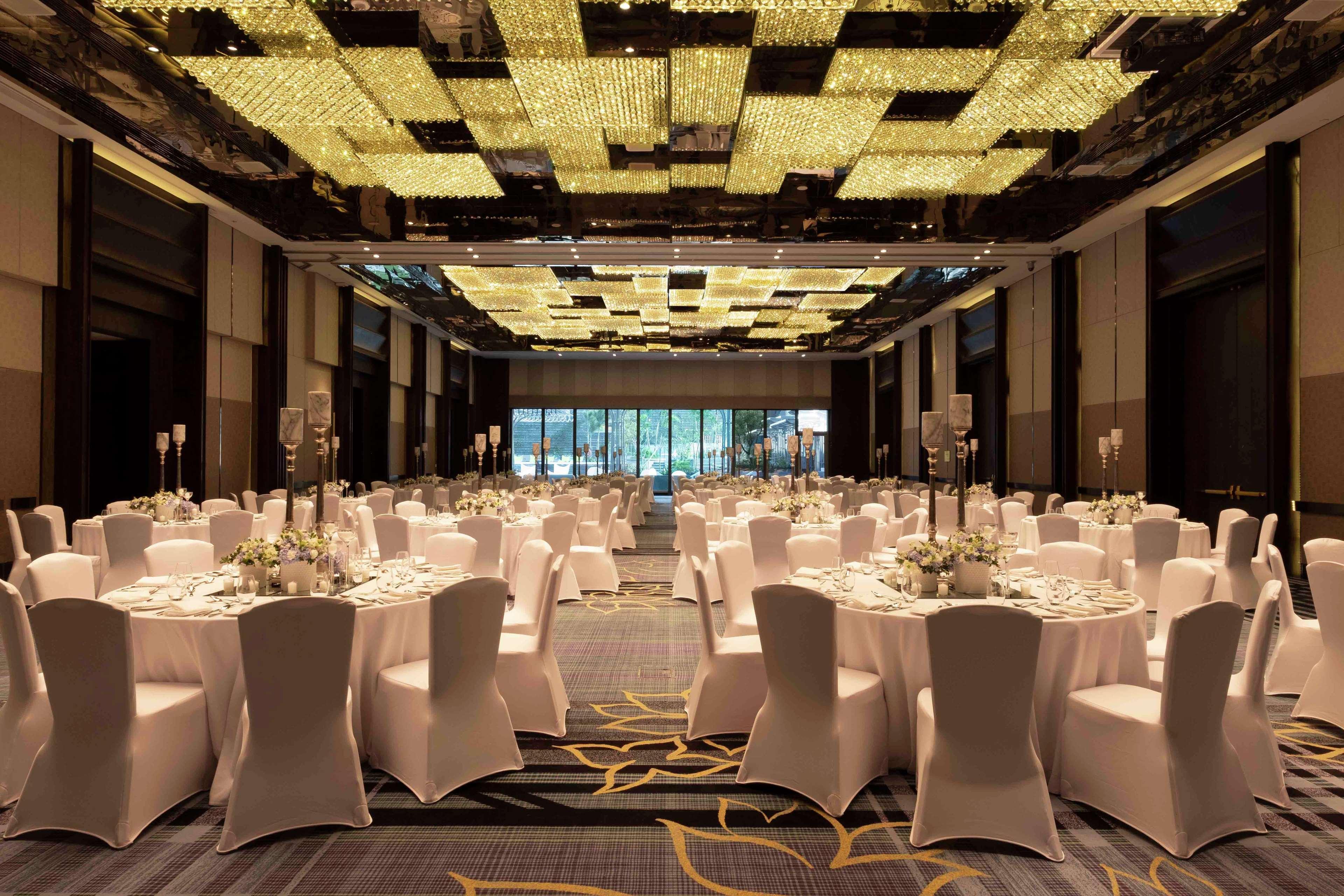 Hilton Manila Hotel Пасай Екстериор снимка The ballroom