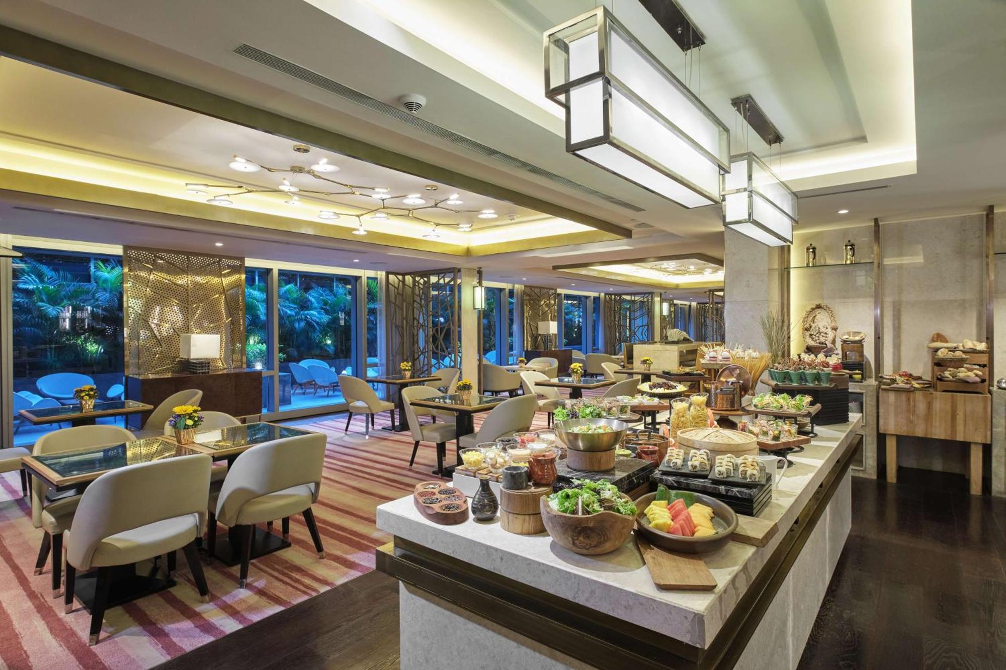 Hilton Manila Hotel Пасай Екстериор снимка The Club Lounge at the Royal Garden Plaza