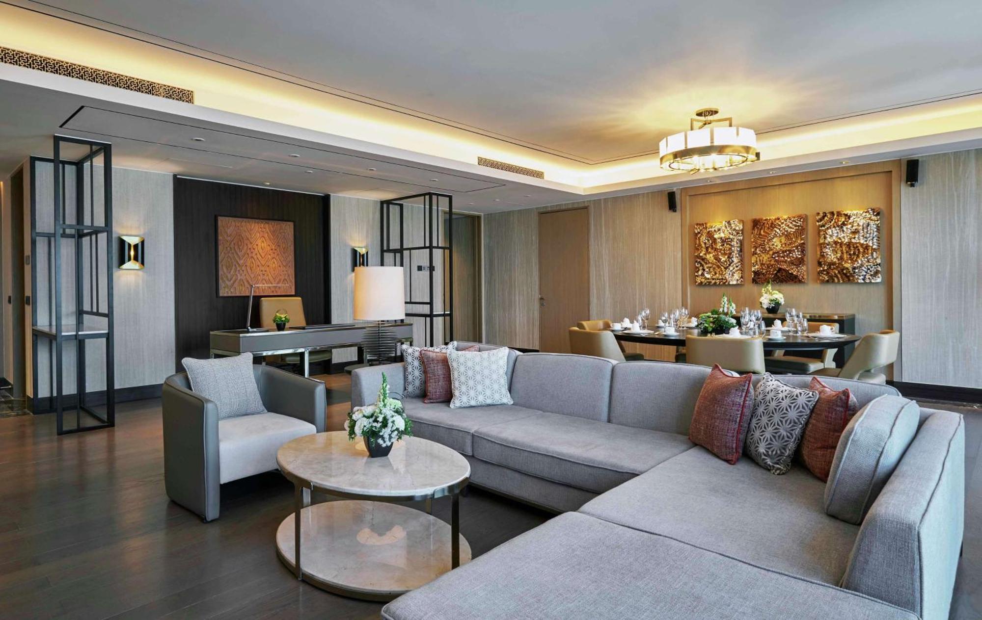 Hilton Manila Hotel Пасай Екстериор снимка The living room of a suite at the hotel