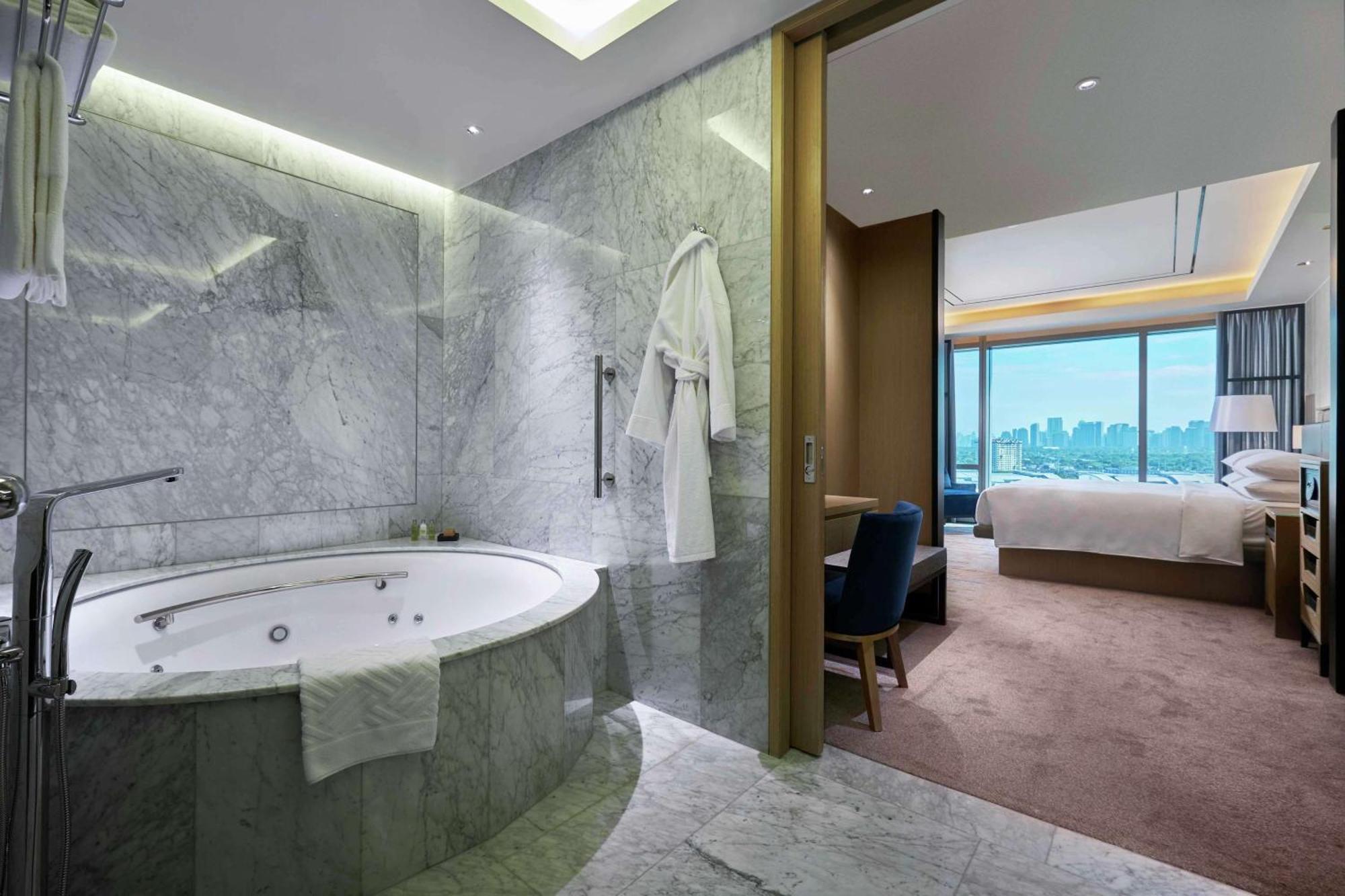 Hilton Manila Hotel Пасай Екстериор снимка A bathroom at the hotel