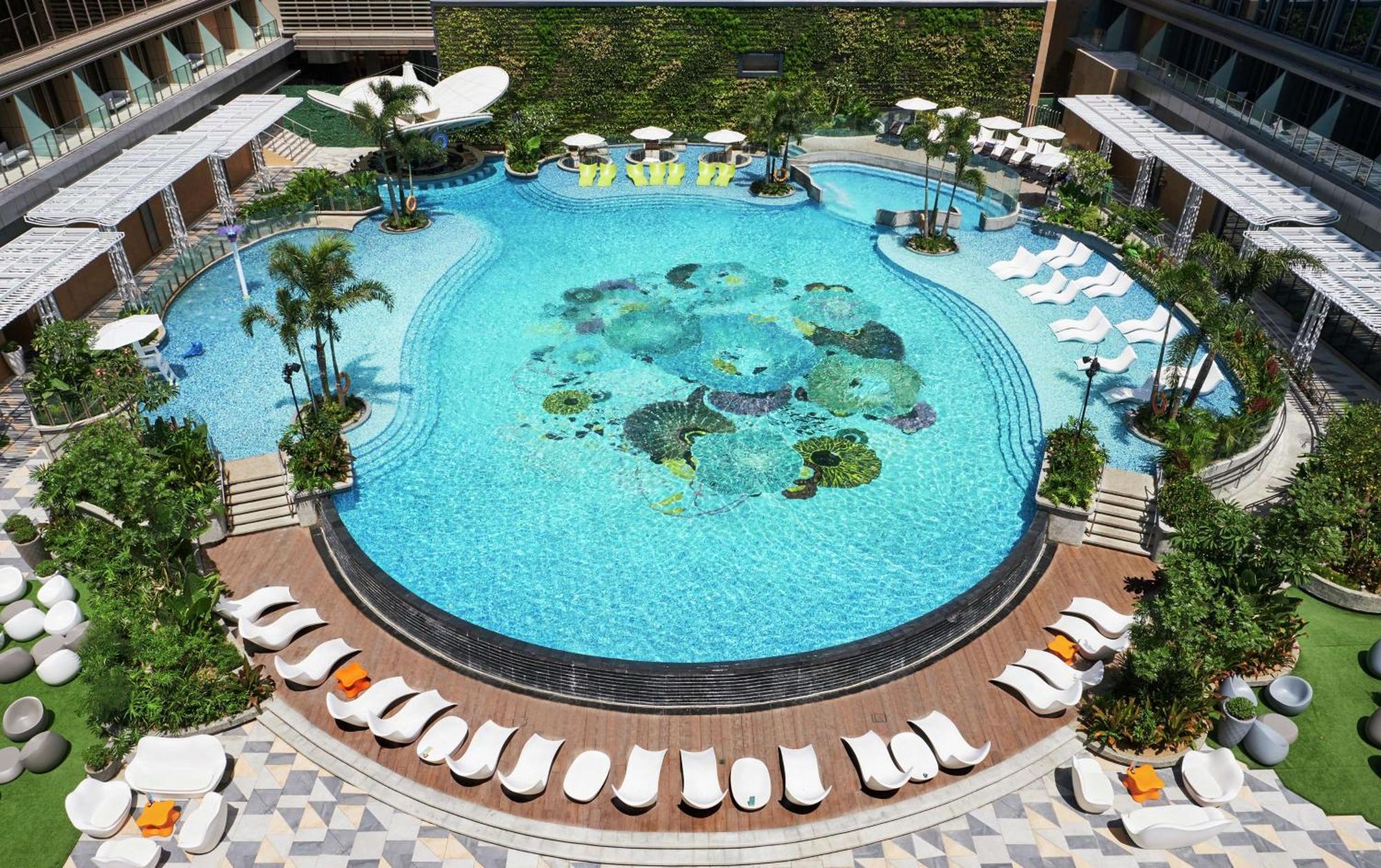 Hilton Manila Hotel Пасай Екстериор снимка The pool at the hotel