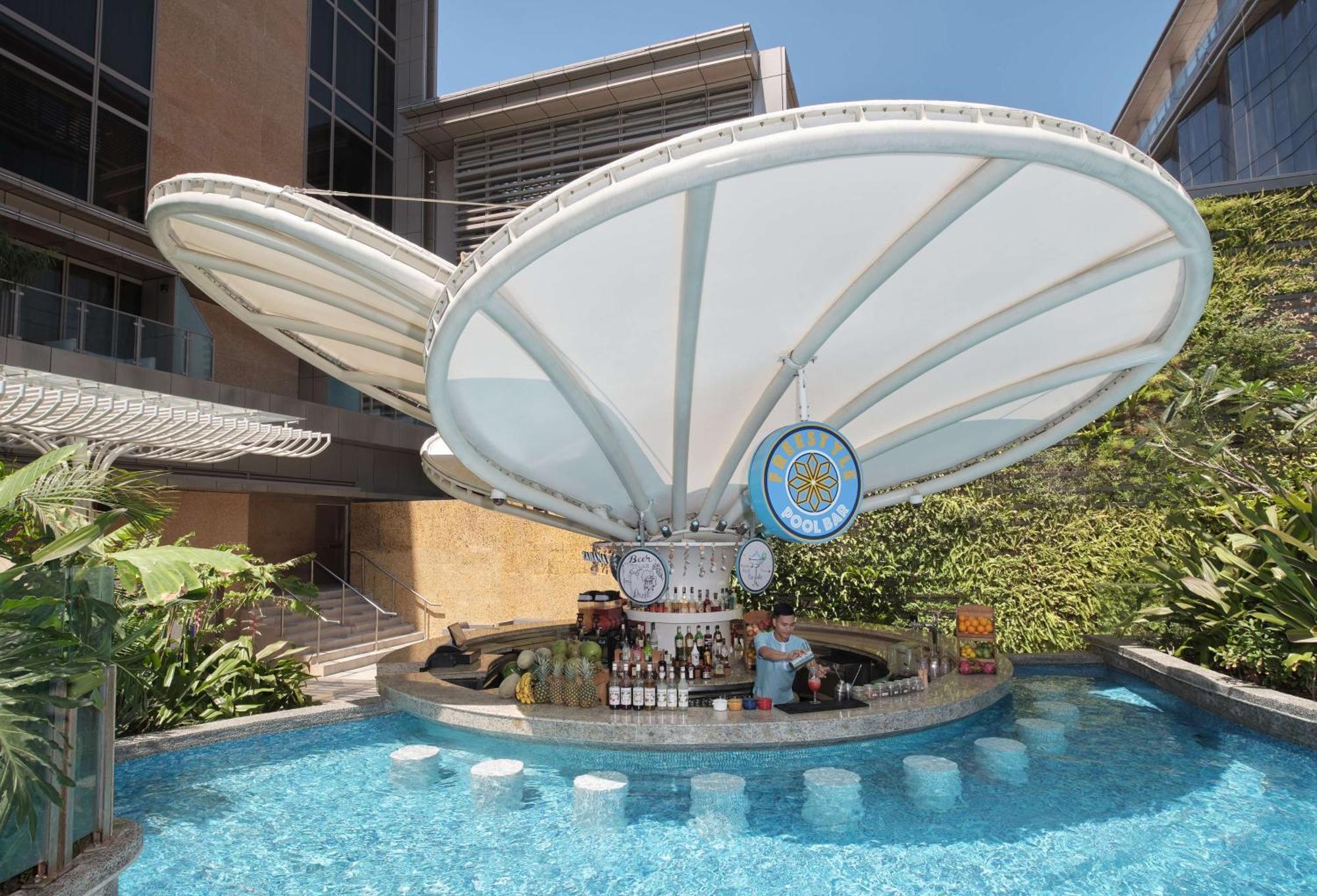 Hilton Manila Hotel Пасай Екстериор снимка The pool bar at the hotel