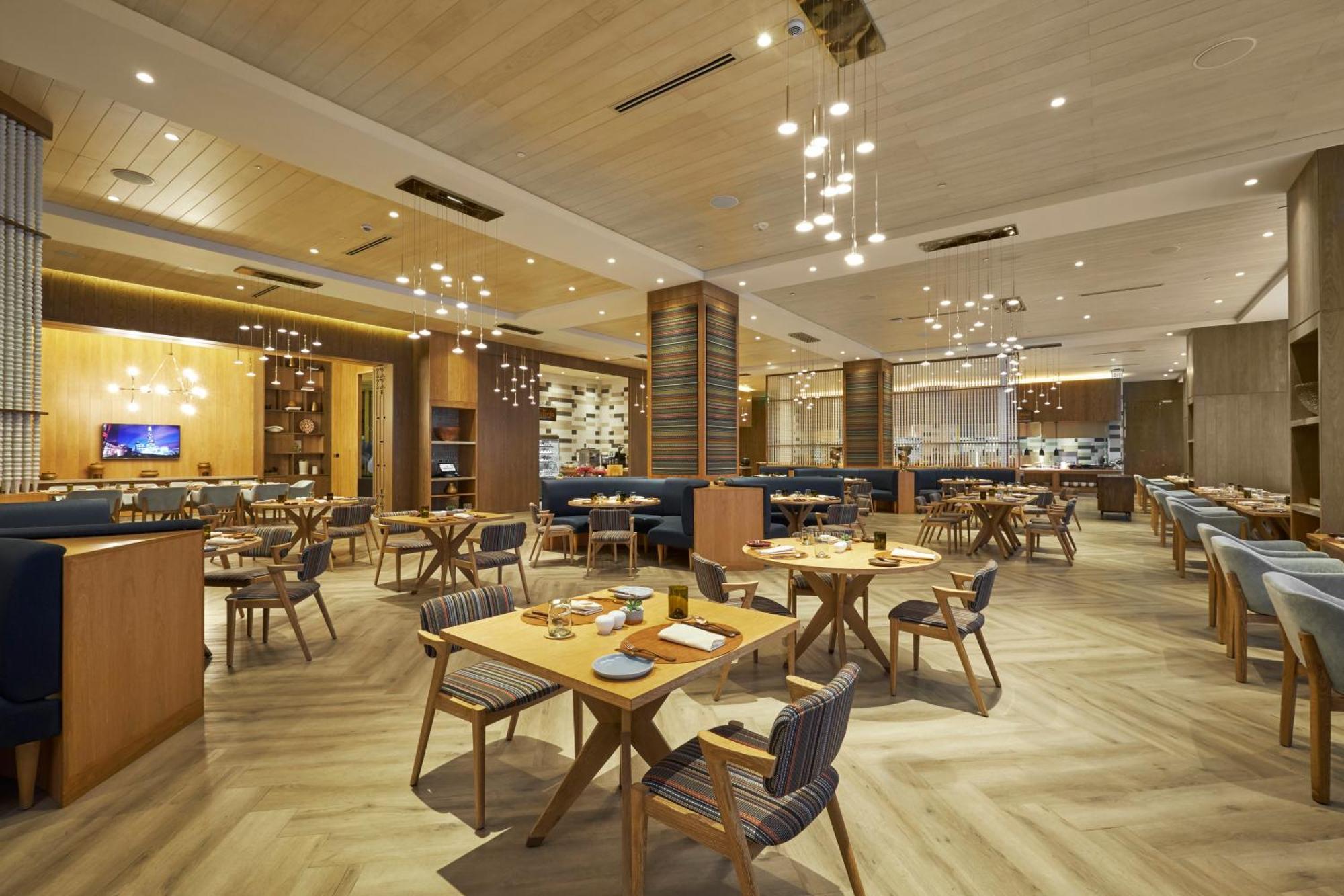 Hilton Manila Hotel Пасай Екстериор снимка The restaurant