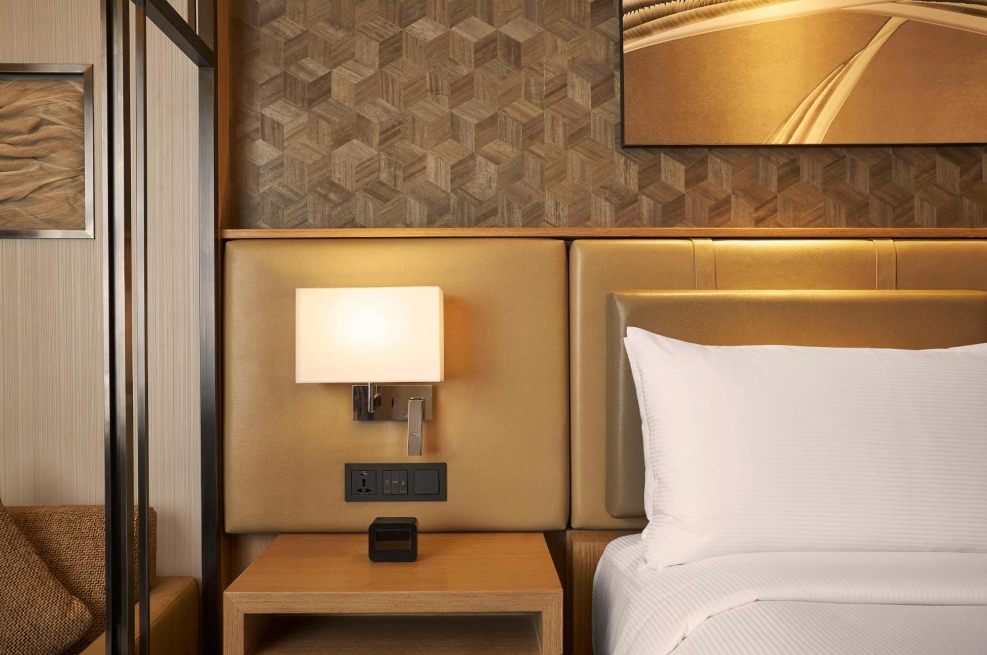Hilton Manila Hotel Пасай Екстериор снимка A wall-mounted light