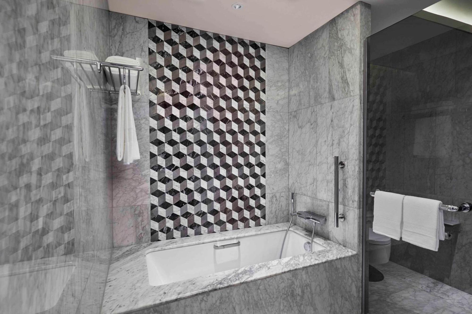 Hilton Manila Hotel Пасай Екстериор снимка Bathroom