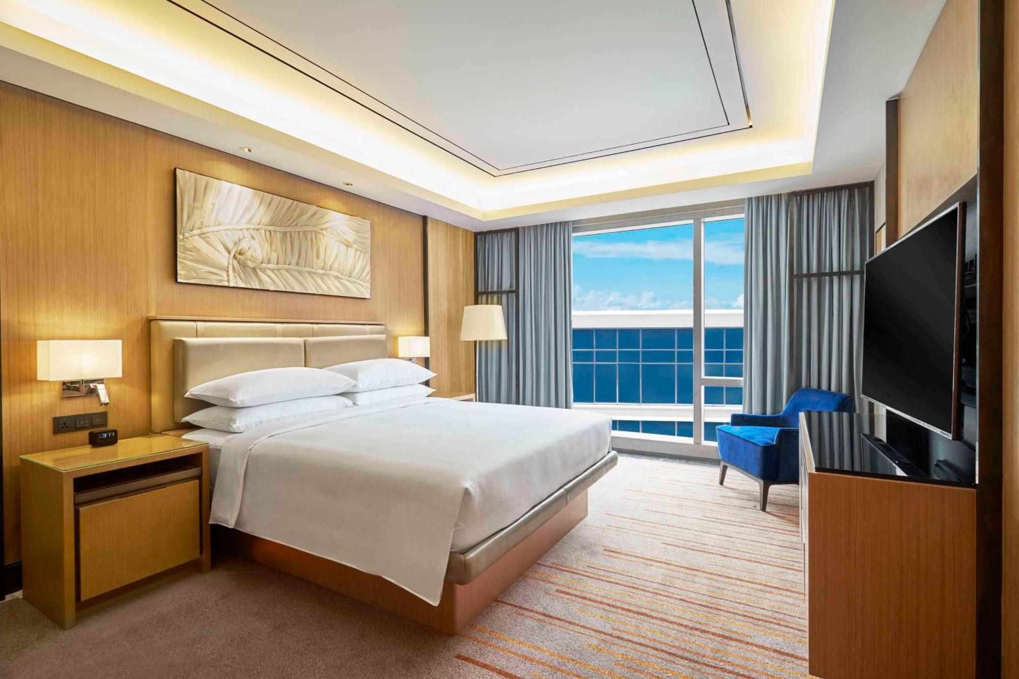 Hilton Manila Hotel Пасай Екстериор снимка A bedroom at the hotel
